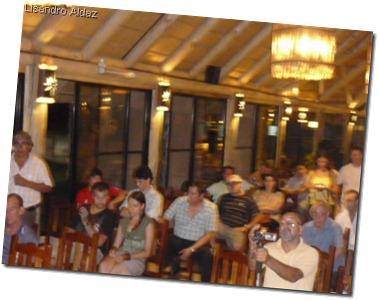 Público y periodistas en la conferencia de prensa